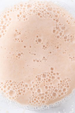 Bardak karıştırma kabında mayayı aktifleştiriyorum..