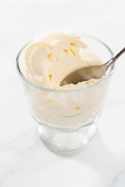 クラスのアイスクリームボウルに自家製ホイップクリーム — ストック写真