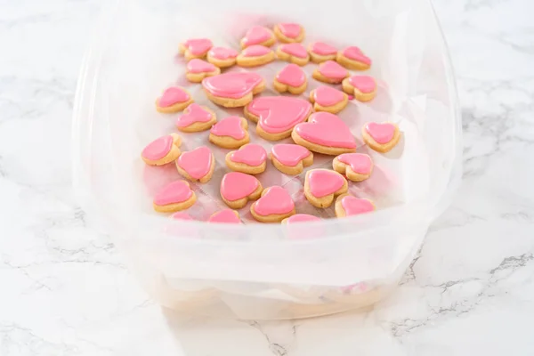 Almacenamiento Galletas Azúcar Forma Corazón Con Glaseado Real Rosa Blanco — Foto de Stock