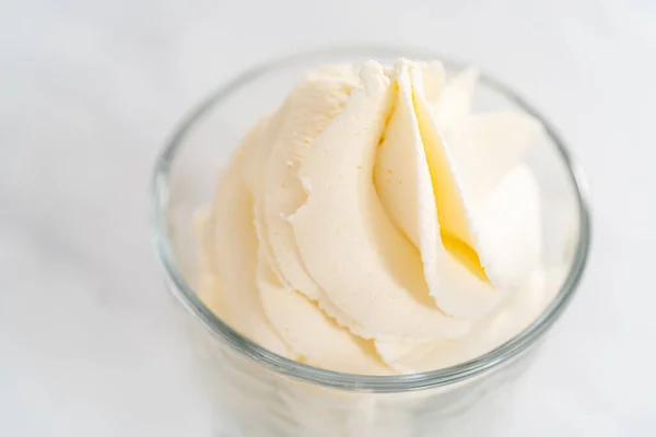 クラスのアイスクリームボウルに自家製ホイップクリーム — ストック写真