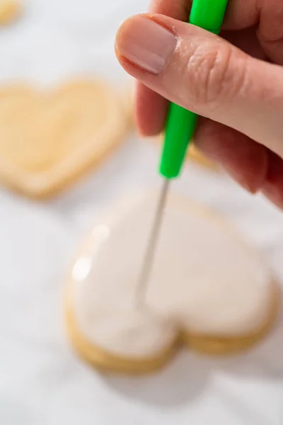 情人节用粉色和白色皇家糖霜装饰心形饼干 — 图库照片