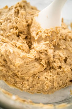 Muzlu yulaf ezmeli kek pişirmek için büyük bir bardakta karıştırma malzemesi..