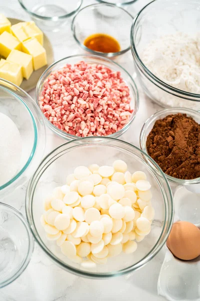 Mért Összetevők Egy Üveg Keverőtálban Borsmenta Fehér Csokoládé Cookie Elkészítéséhez — Stock Fotó