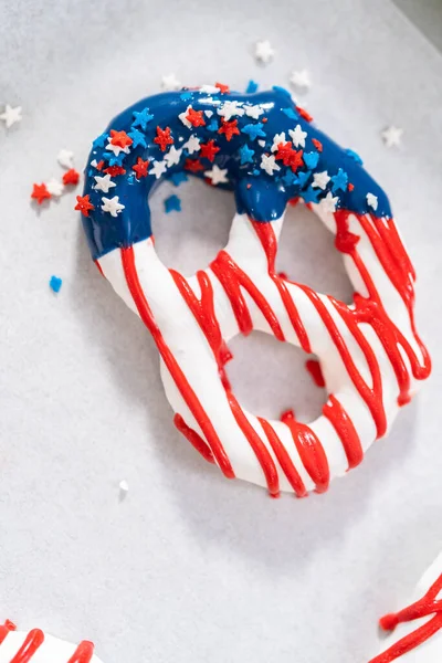 Dipping Pretzels Twists Melted Chocolate Make Red White Blue Chocolate — Stock Photo, Image