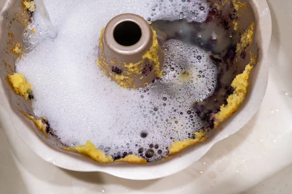 Замочування Брудної Алюмінієвої Сковороди Мильною Водою Кухонній Мисці — стокове фото