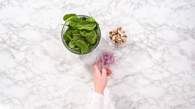 Düz yatıyordu. Adım adım. Ispanak ve jambonlu frittata hazırlamak için cam karıştırma kabındaki malzemeler..