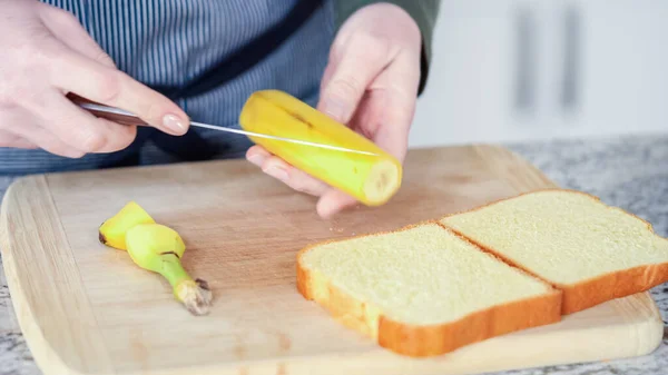 Una Moderna Cucina Bianca Banane Imburrate Pane Brioche Sono Fase — Foto Stock