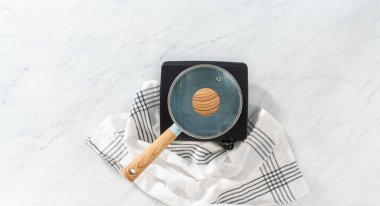 Düz yatıyordu. Kırmızı kalpli yeşil şekerleme hazırlamak için tencerede kaynar su..