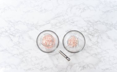 Düz yatıyordu. Naneli şekerlemeleri örümcek süzgecinden geçirip cam karıştırma kaselerine yerleştirmek..