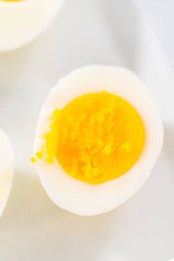 Beyaz servis tabağında dilimlenmiş haşlanmış yumurta..