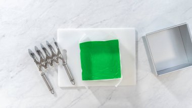 Düz yatıyordu. Kesmek için yeşil şekerlemeleri mükemmel karelere çevirmek.