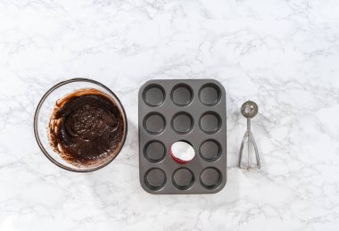 Düz yatıyordu. Kek hamuru ile kek hamuru kepçesiyle kek kalıplarına kakalamak naneli kek pişirmek için..