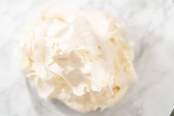 ガラスの混合ボウルに店で購入したバタークリームの霜で混合 — ストック写真