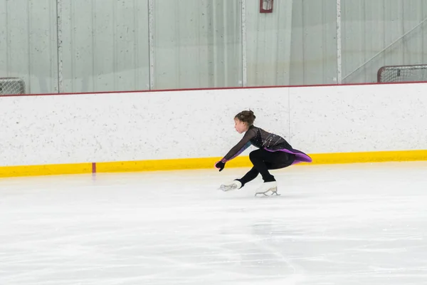 Young Girl Perfecting Her Figure Skating Routine While Wearing Her — Stock Photo, Image