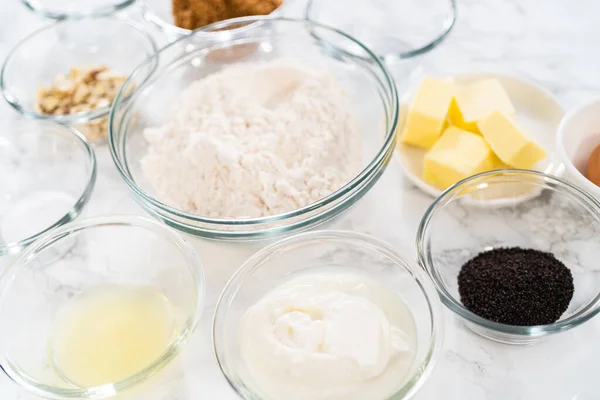 Ingredientes Medidos Tigelas Mistura Vidro Para Assar Muffins Semente Papoula — Fotografia de Stock