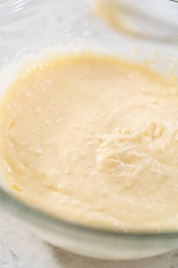 Havuçlu kek için krem peyniri doldurmak için karışımı büyük bir karıştırıcı ile karıştırıyorum..