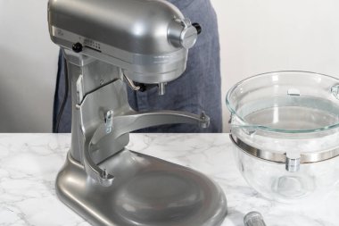 Beyaz çikolatalı limonlu kurabiye. Limonlu kurabiyeleri beyaz çikolatayla karıştırmak için mutfak malzemelerini karıştırıyorum..