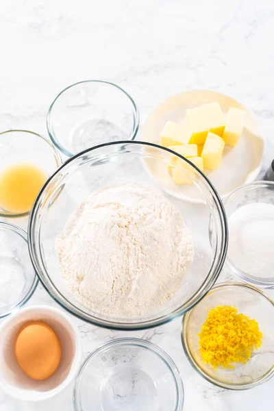 Zitronenplätzchen Mit Weißer Schokolade Gemessene Zutaten Glasschüsseln Zum Backen Von — Stockfoto