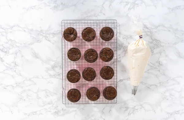 Acostado Piping Peppermint Buttercream Glaseado Parte Superior Los Cupcakes Chocolate — Foto de Stock
