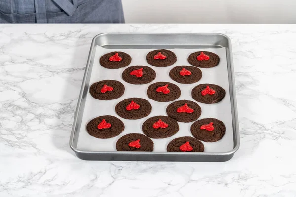 Çikolatalı Kurabiyeleri Kırmızı Çikolatalı Kalplerle Süslüyor — Stok fotoğraf