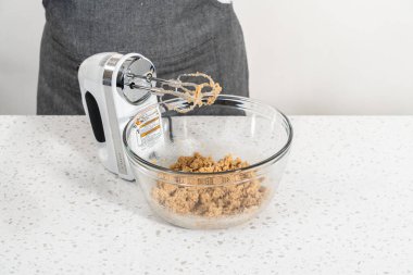 Malzemeleri karıştırıcı ile karıştırarak büyük bir karıştırma kabında Dulce de Leche kekleri pişiriyorum..