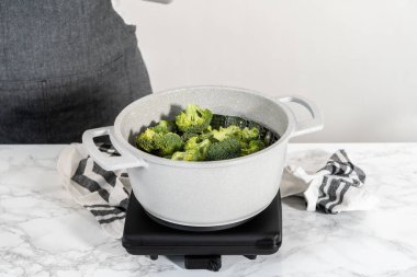 Buharda pişirilmiş brokoli hazırlamak için tencerede buharda pişmiş brokoli..