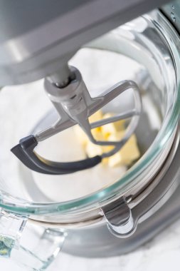 Beyaz çikolatalı limonlu kurabiye. Limonlu kurabiyeleri beyaz çikolatayla karıştırmak için mutfak malzemelerini karıştırıyorum..