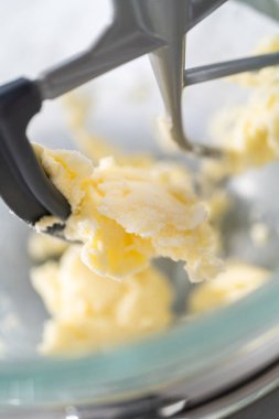 Beyaz çikolatalı limonlu kurabiye. Limonlu kurabiyeleri beyaz çikolatayla karıştırmak için mutfak malzemelerini karıştırıyorum..