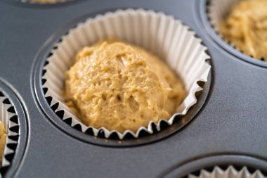 Hamur kepçesiyle kek hamurunu kek tepsisine fırınlamak ve kek pişirmek..