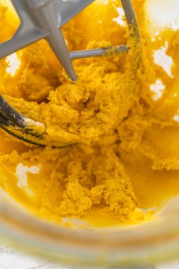 Beyaz çikolatalı limonlu kurabiye. Limonlu kurabiyeleri beyaz çikolatayla karıştırmak için mutfak malzemelerini karıştırıyorum..