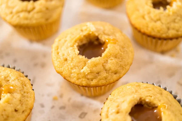 Karamellel Töltött Muffinok Dulce Leche Muffinok Készítéséhez — Stock Fotó