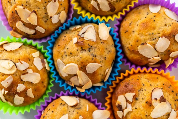 Φρεσκοψημένα Muffins Σπόρους Παπαρούνας Γαρνιρισμένα Αμύγδαλα Στον Πάγκο Της Κουζίνας — Φωτογραφία Αρχείου