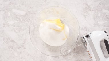 Düz yatıyordu. Adım adım. Fünyeli kek pişirmek için karıştırma kabındaki malzemeleri karıştırıyorum..