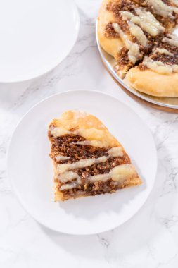 Krem peynirli taze tarçınlı tatlı pizza..