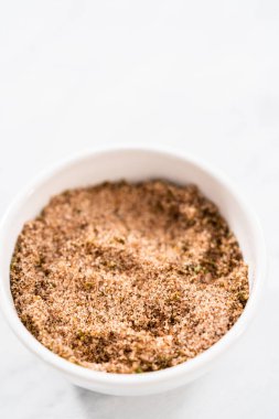 Meksika karpuzu için kırmızı limon tuzu hazırlamak için küçük bir bardakta karıştırma malzemesi..