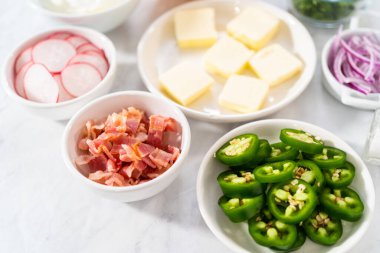 Fırında pişmiş patates. Fırında patatesleri servis etmek için küçük kaselerde garnitürler..