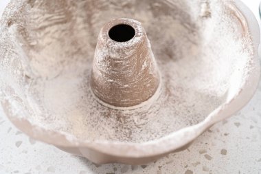 Basit bir vanilyalı kek yapmak için yağlı metal kek tepsisi..