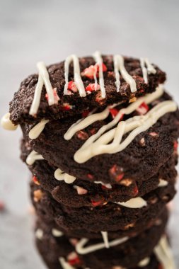 Taze pişmiş çikolatalı kurabiyeler ve üzerine nane şekeri serpiştirilmiş beyaz çikolata..