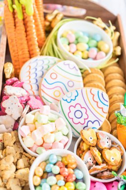 Paskalya şekerleri, kurabiyeler ve şekerlemelerle şarküteri kurulumu.