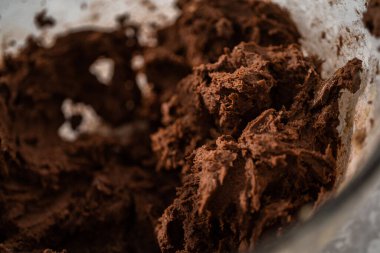 Büyük bir bardaktaki malzemeleri mutfak mikseriyle karıştırıp çikolatalı kurabiyeleri naneli cipsle pişirmek..