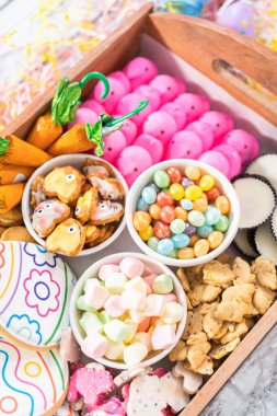 Paskalya şekerleri, kurabiyeler ve şekerlemelerle şarküteri kurulumu.