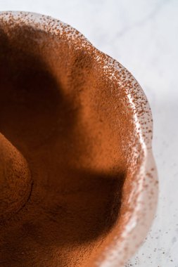 Krem peynirli kırmızı kadife keke yağlı metal kek kalıbı..