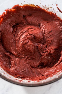 Kırmızı kadife kek ve krem peynir jöleli kek yapmak için büyük bir bardakta karıştırma malzemesi..