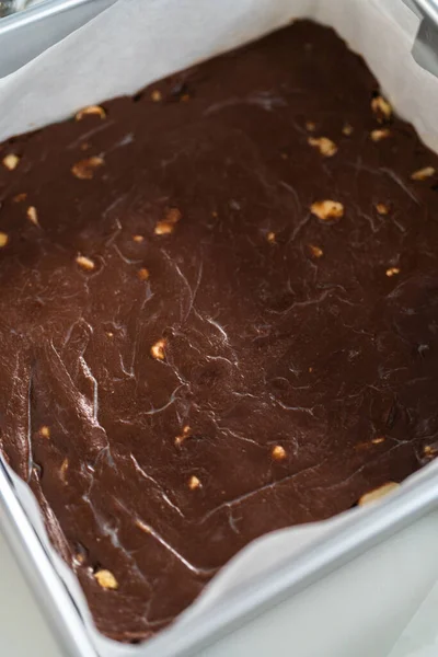 Fudge Macadâmia Chocolate Caseiro Acabado Fazer Uma Assadeira Quadrada Forrada — Fotografia de Stock