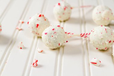 Naneli çikolatalı kek, beyaz çikolata ve şeker parçalarına batırılmış..