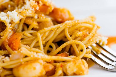 Spagetti marina deniz ürünleri pomodoro ile servis sos ve sebze karışımı.