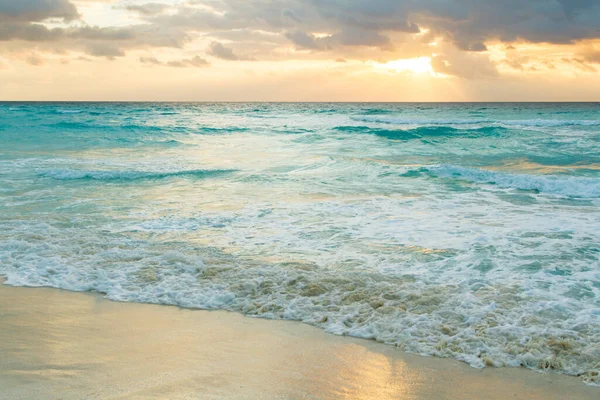 Wschód Słońca Plaży Nad Morzem Karaibskim — Zdjęcie stockowe