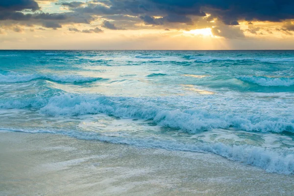 Wschód Słońca Plaży Nad Morzem Karaibskim — Zdjęcie stockowe