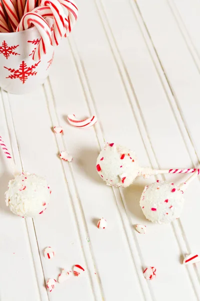 Pfefferminzschokolade Cake Pops Weiße Schokolade Und Zuckerrohrstückchen Getaucht — Stockfoto