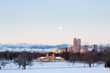 Şehir merkezindeki bir görünüm güneş doğmadan önce denver.